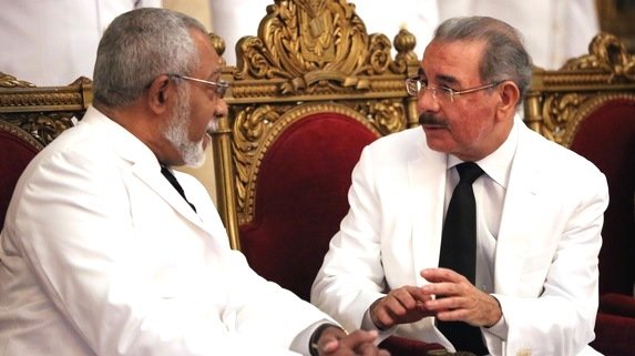 Danilo Medina con el embajador de Haiti